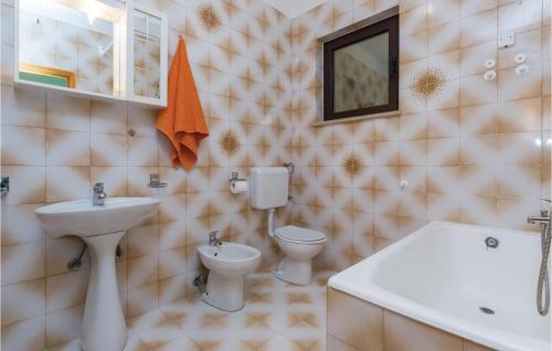 Een badkamer bij Beautiful Apartment In Porec With Kitchen