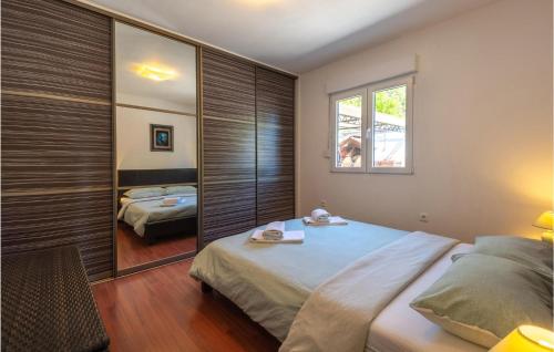 Postel nebo postele na pokoji v ubytování 3 Bedroom Cozy Home In Opatija