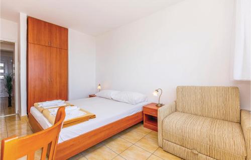 Katil atau katil-katil dalam bilik di Gorgeous Apartment In Dramalj With Kitchen