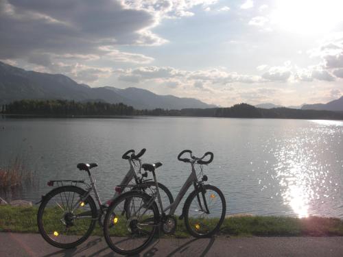 two bikes parked next to a body of water at Biohof Naturzeit Faaker See in Drobollach am Faakersee