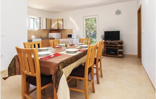 Kuchyňa alebo kuchynka v ubytovaní Holiday Home Povlja With Sea View I