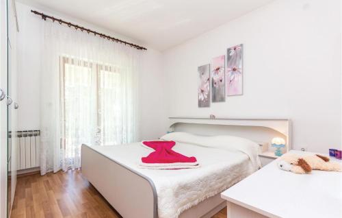 Säng eller sängar i ett rum på Beautiful Apartment In Sisan With Wifi