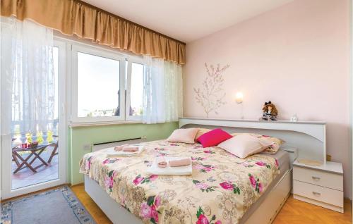 een slaapkamer met een bed en een raam bij Beautiful Apartment In Crikvenica With Jacuzzi in Crikvenica