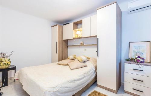 1 Bedroom Gorgeous Apartment In Rijeka 객실 침대