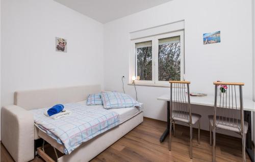 um quarto com uma cama, uma secretária e uma janela em Lovely Apartment In Bregi With House Sea View em Opatija