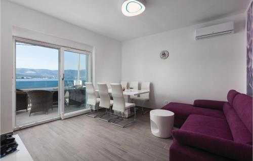 Nine-Bedroom Holiday Home In Arbanija