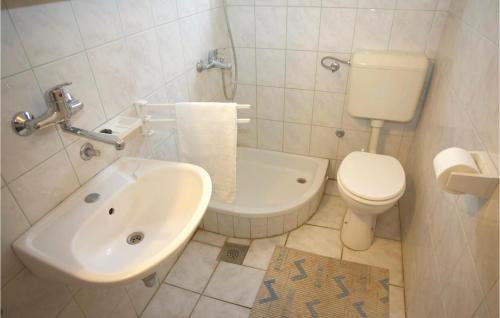 Ένα μπάνιο στο Awesome Apartment In Jadrtovac With 1 Bedrooms