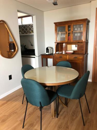 ein Esszimmer mit einem Tisch und 4 Stühlen in der Unterkunft Apartamento na Prata in Campina Grande