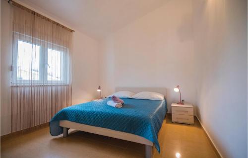 מיטה או מיטות בחדר ב-Stunning Apartment In Stari Grad With Wifi