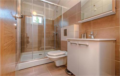 Ванна кімната в Stunning Apartment In Stari Grad With Wifi