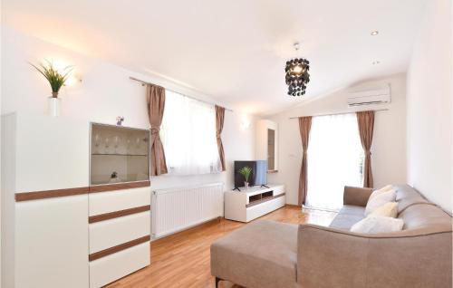 Μια τηλεόραση ή/και κέντρο ψυχαγωγίας στο Five-Bedroom Holiday Home In Grab
