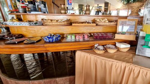 Complejo Turístico CapArcona في فيلا جيزيل: منضدة في متجر عليها سلال