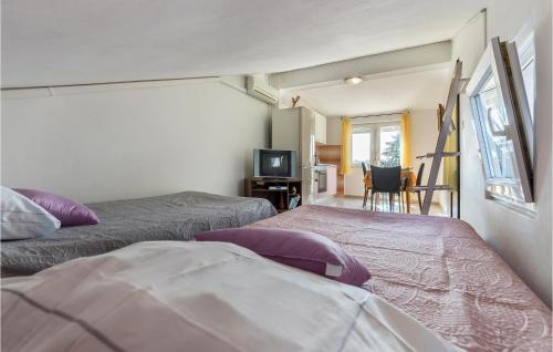 En eller flere senge i et værelse på Amazing Apartment In Pula With Kitchen