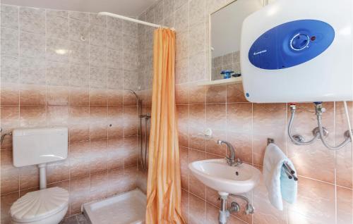 Et badeværelse på Amazing Apartment In Pula With Kitchen
