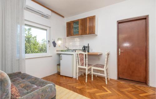 Köök või kööginurk majutusasutuses 1 Bedroom Cozy Apartment In Stari Grad
