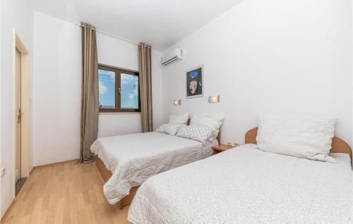 Beautiful Apartment In Kastel Stafilic With Wifi