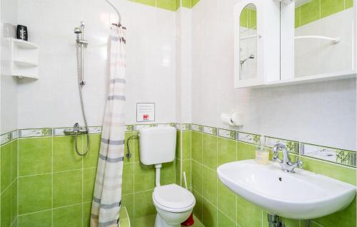 A bathroom at Stunning Apartment In Gruda With House Sea View