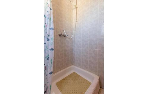 eine Dusche mit einer Badewanne und einem Duschvorhang in der Unterkunft Pet Friendly Apartment In Sisan With Kitchen in Šišan