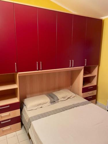 A bed or beds in a room at Villetta a schiera in villaggio Metatur