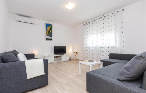 Two-Bedroom Holiday Home In Zadar