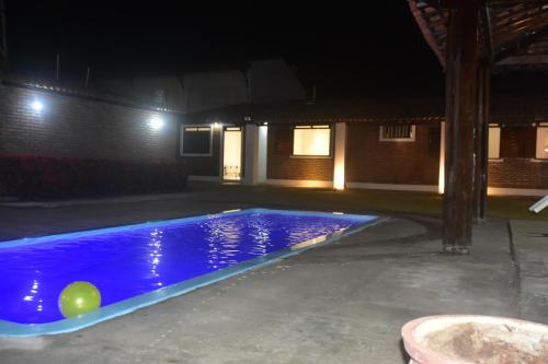 Kolam renang di atau dekat dengan Casa aconchegante com piscina e muito espaço verde