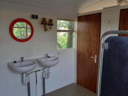 Ванна кімната в Wijndomein de Vier Ambachten -overnachten in de wijngaard