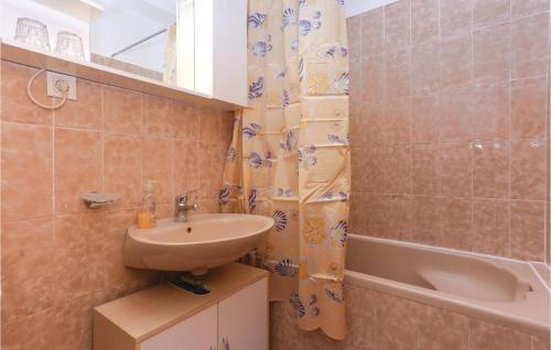 Kupatilo u objektu Beautiful Apartment In Podstrana With 1 Bedrooms And Wifi