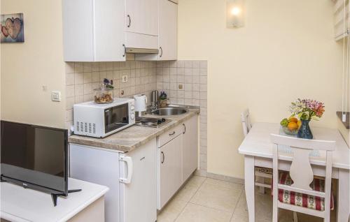 Beautiful Apartment In Podstrana With Wifi