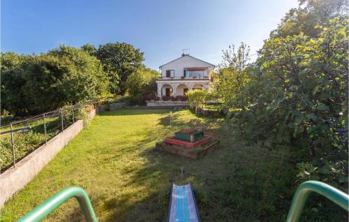 an aerial view of a house in a yard at Beautiful Apartment In Malinska With Wifi in Malinska