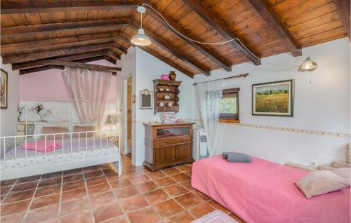 Tempat tidur dalam kamar di Cozy Home In Dobrinj With Wifi