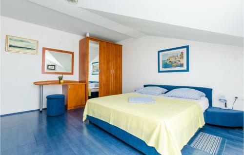 Lova arba lovos apgyvendinimo įstaigoje Beautiful Apartment In Slano With House Sea View