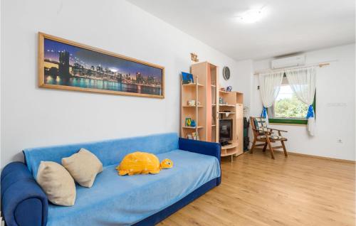 2 Bedroom Beautiful Apartment In Potocnica tesisinde bir oturma alanı