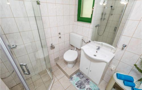2 Bedroom Beautiful Apartment In Potocnica tesisinde bir banyo