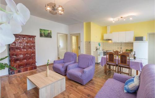 Kuchyň nebo kuchyňský kout v ubytování Two-Bedroom Apartment In Fazana