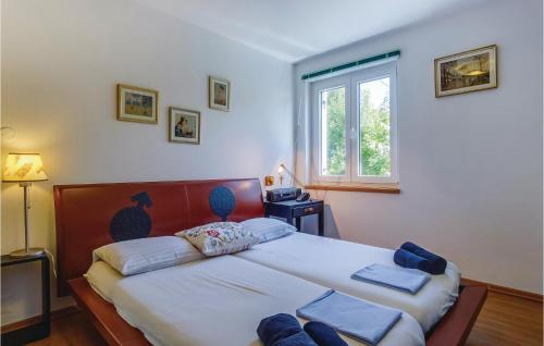 a bedroom with a bed and a window at Pet Friendly Home In Mali Losinj With Sauna in Mali Lošinj
