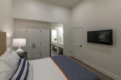 En eller flere senger på et rom på The Suites at Fishermen's Village - 2 Bedroom Suites