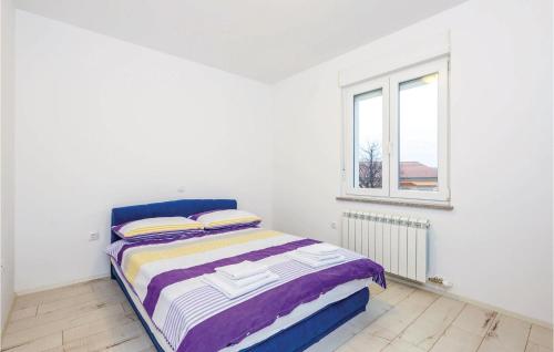 Bett in einem weißen Zimmer mit Fenster in der Unterkunft Nice Apartment In Calvle With Wifi in Podrvanj