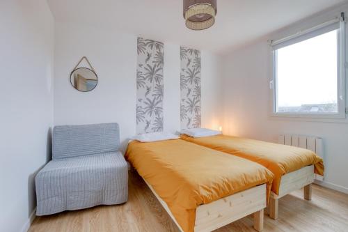 um quarto branco com uma cama e uma cadeira em Très bel appartement 5 pers+1bb - 3km Disneyland em Magny-le-Hongre