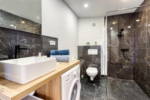 uma casa de banho com um lavatório, um WC e um chuveiro em Très bel appartement 5 pers+1bb - 3km Disneyland em Magny-le-Hongre
