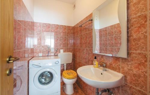 ZakučacにあるStunning Apartment In Omis With Wifiのバスルーム(洗濯機、シンク付)