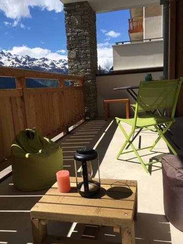 a patio with a table and chairs on a balcony at Superbe appartement de 62 m2 au pied des pistes in Oz