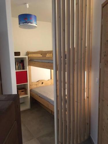 a small room with two bunk beds in it at Superbe appartement de 62 m2 au pied des pistes in Oz