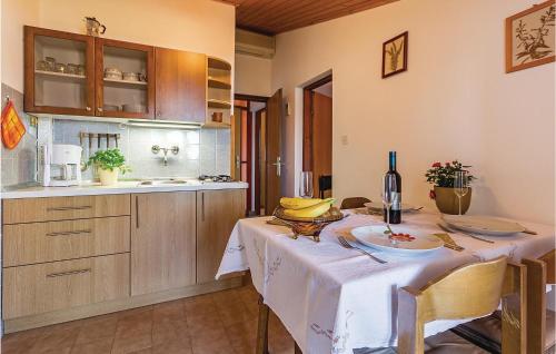 kuchnia ze stołem z białym blatem w obiekcie Apartment Pomer Cr w Puli