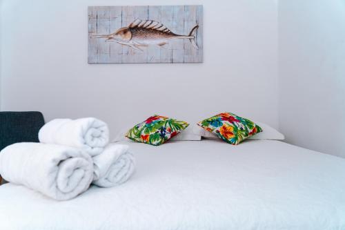 Una cama o camas en una habitación de ZOJO MARiNA BAY