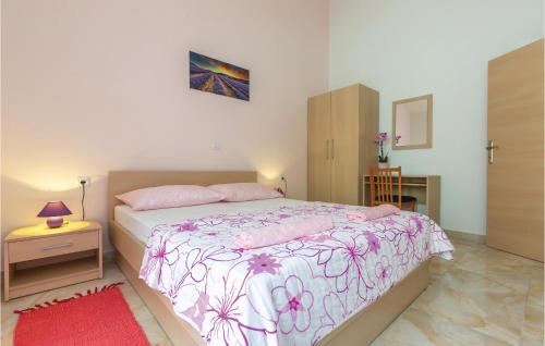 Tempat tidur dalam kamar di 1 Bedroom Beautiful Apartment In Baska Voda