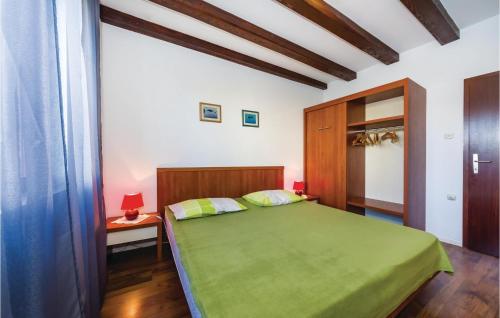 En eller flere senge i et værelse på Gorgeous Home In Bibinje With Kitchen