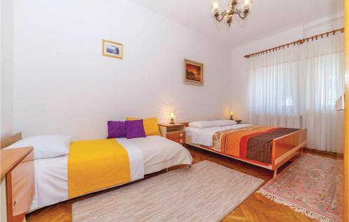 Postel nebo postele na pokoji v ubytování Pet Friendly Apartment In Dramalj With House Sea View