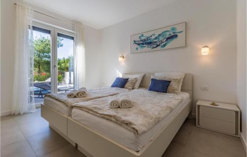 ein Schlafzimmer mit einem großen Bett mit Handtüchern darauf in der Unterkunft Beautiful Home In Medulin With Wifi in Medulin