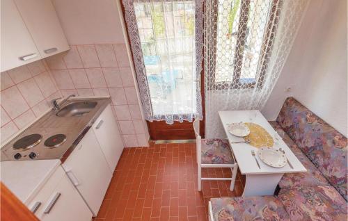 Kuchyňa alebo kuchynka v ubytovaní Awesome Apartment In Crikvenica