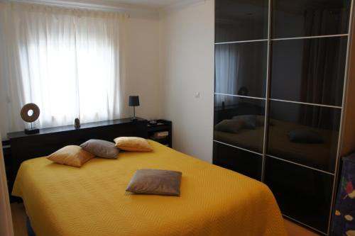Apartamento Zen em pleno centro de Lisboaにあるベッド